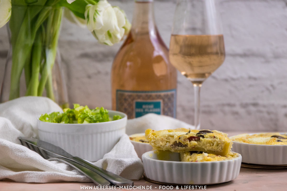 Ein Festmahl aus Frankreich: Ziegenkäse-Tartelettes, Salat und Roséwein von ÜberSee-Mädchen Foodblog vom Bodensee