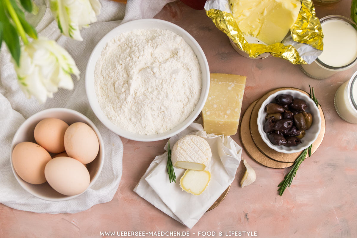 Zutaten für Ziegenkäse-Tartelettes von oben, Mehl Eier Ziegenkäse Oliven Parmesan Butter ÜberSee-Mädchen
