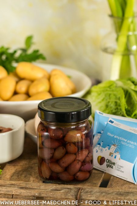Oliven inmitten anderer Zutaten für orientalischer Kartoffelsalat nach Ottolenghi ÜberSee-Mädchen Foodblog