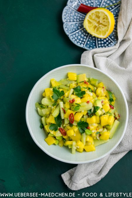 Süß-saurer Salat asiatisch mit Mango Avocado Gurke Rezept von ÜberSee-Mädchen Foodblog vom Bodensee 