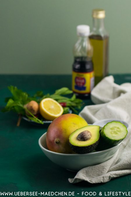 Zutaten für einen Asia-Salat mit Mango Avocado Gurke Rezept von ÜberSee-Mädchen Foodblog vom Bodensee