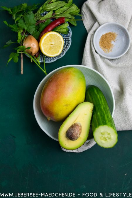 Zutaten für Asia-Salat von oben Mango Avocado Gurke Rezept von ÜberSee-Mädchen Foodblog Bodensee