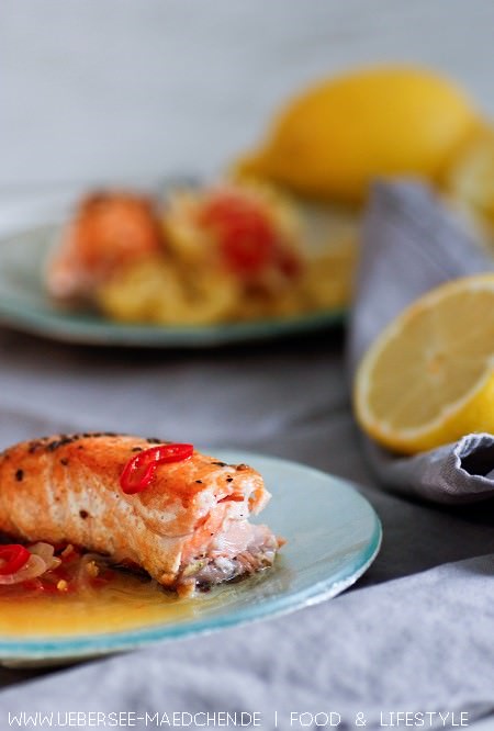Lachs mit leichter Zitronensauce - glasiger Fisch mit einer sauer-würzigen Sauce ohne Sahne nach Rezept von ÜberSee-Mädchen der Foodblog vom Bodensee