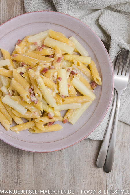 Ein Teller Pasta mit Spargel-Carbonara Rezept von ÜberSee-Mädchen Foodblog vom Bodensee 