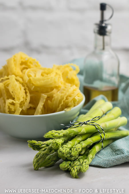 Zutaten für Pasta mit grünem Spargel Käsesauce Rezept von ÜberSee-Mädchen Foodblog vom Bodensee