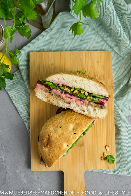 Gefülltes Fladenbrot von oben: Sandwich mit zweierlei Hummus Rezept von ÜberSee-Mädchen Foodblog vom Bodensee