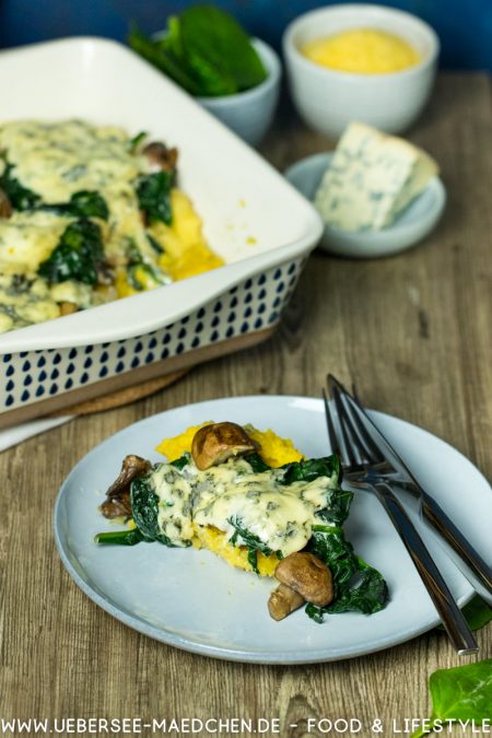 Polentaauflauf mit Spinat Pilzen Blauschimmelkäse vegetarisch Rezept von ÜberSee-Mädchen Foodblog vom Bodensee 