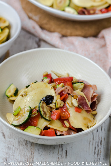 Mediterraner Salat mit Ravioli Paprika Zucchini Rezept von ÜberSee-Mädchen Foodblog vom Bodensee