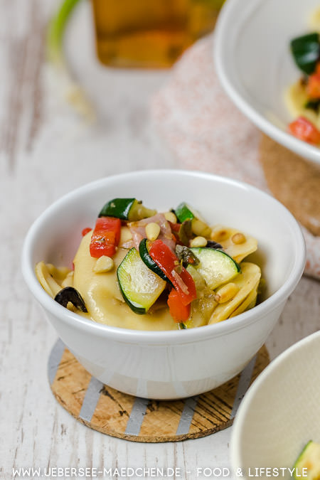 Eine Schüssel Ravioli-Salat mit Serrano-Schinken Paprika Zucchini Oliven Kapern Rezept von ÜberSee-Mädchen Foodblog vom Bodensee