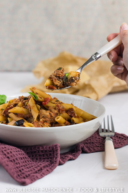 Ein Löffel köstlicher Pasta: Rezept für pikante Thunfisch-Pasta nach Jamie Oliver von ÜberSee-Mädchen Foodblog vom Bodensee