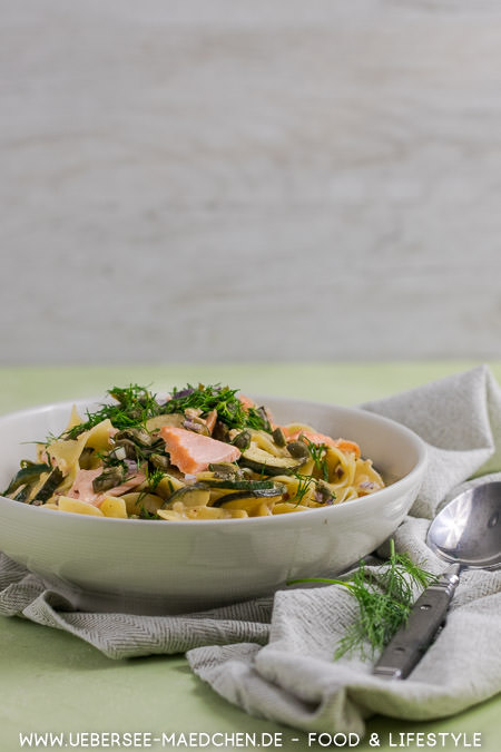 Pasta mit Lachs und Zucchini schnell zum Feierabend mit Kapern Dill Rezept von ÜberSee-Mädchen Foodblog vom Bodensee