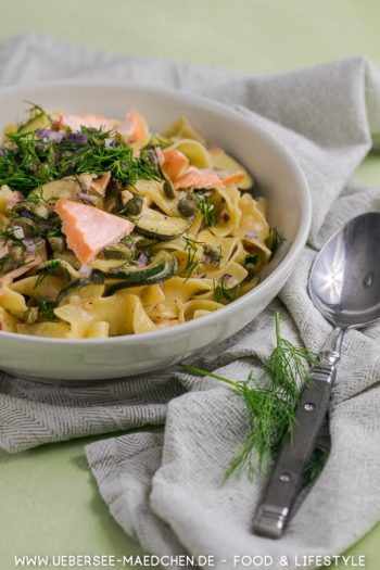 Pasta mit Lachs-Zucchini-Sauce und Dill-Kapern-Crunch Rezept von ÜberSee-Mädchen Foodblog vom Bodensee