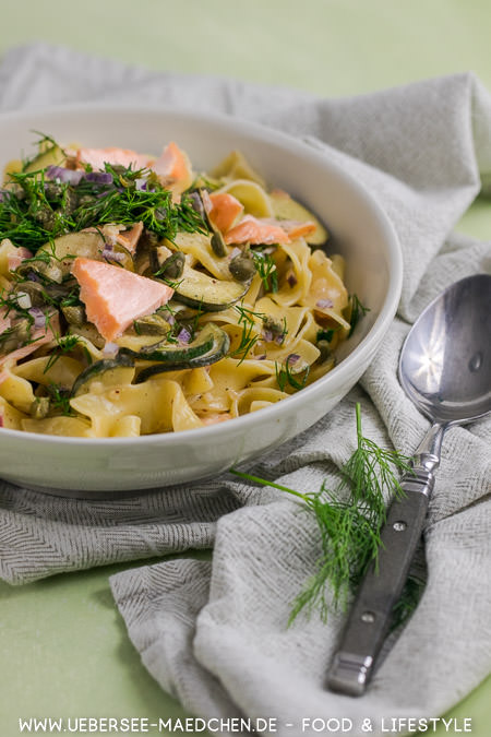 Nudeln mit Lachs Sahnesauce Zucchini Rezept von ÜberSee-Mädchen Foodblog