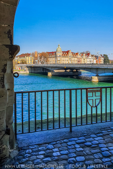 Blick auf die Konstanzer Rheinbrücke samt Seestraße als eine kostenlose Sehenswürdigkeit in Konstanz
