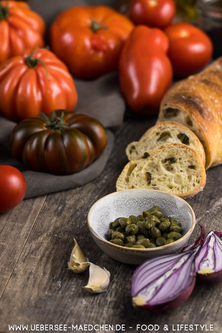 Zutaten für italienische Panzanella Tomatensalat mit Brot Ciabatta von ÜberSee-Mädchen Foodblog vom Bodensee