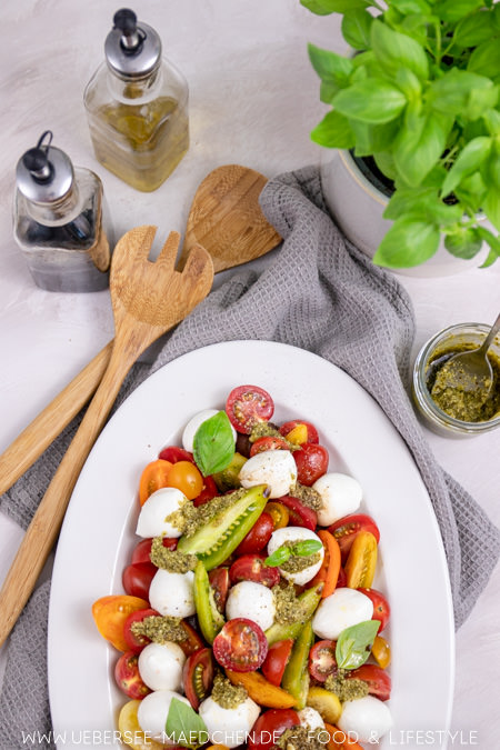 Salatplatte von oben mit Tomaten-Mozzarella Rezept von ÜberSee-Mädchen