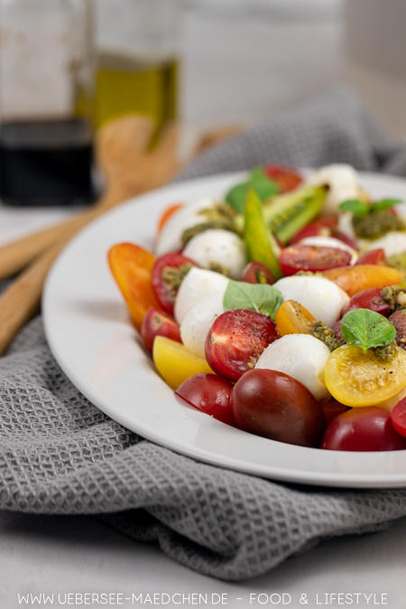 Tomaten-Mozzarella-Salat wird mit grünem Pesto noch besser Rezept von ÜberSee-Mädchen der Foodblog vom Bodensee Konstanz