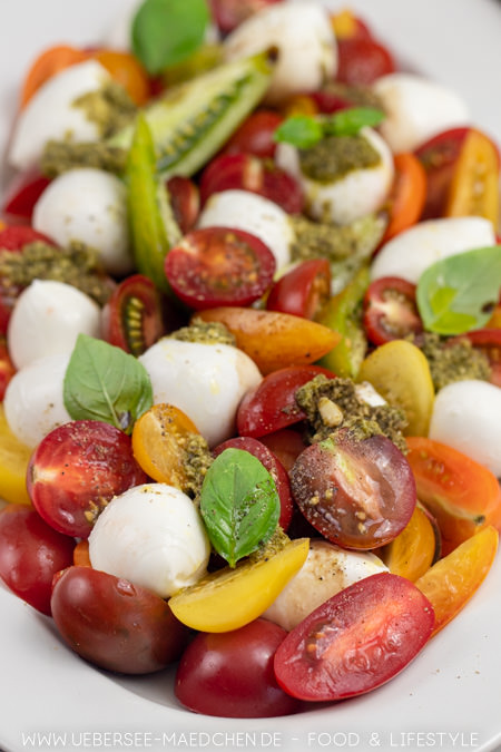 Tomaten-Mozzarella-Salat deluxe mit Pesto Rezept von ÜberSee-Mädchen Foodblog vom Bodensee Konstanz