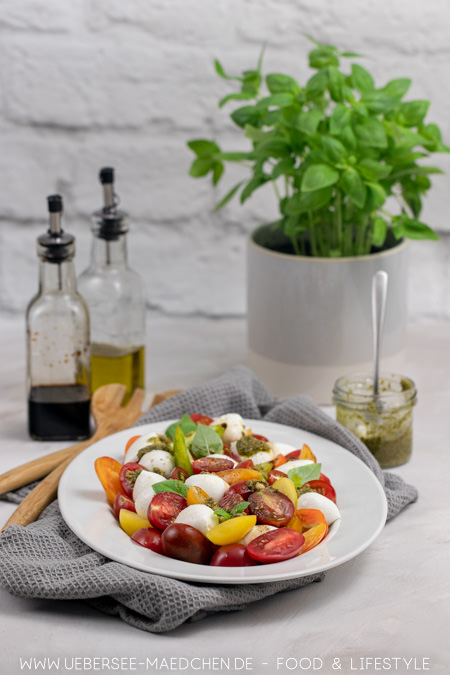 Tomaten-Mozzarella-Salat wird mit grünem Pesto noch besser Rezept von ÜberSee-Mädchen der Foodblog vom Bodensee Konstanz