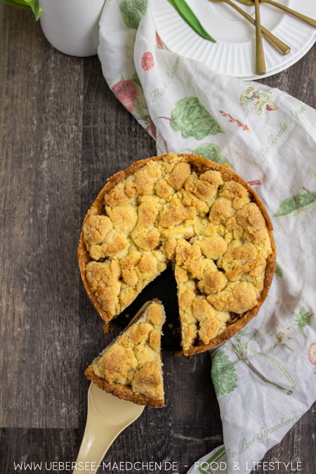 Ein Stück Streuselkuchen mit Apfel Rezept von ÜberSee-Mädchen Foodblog vom Bodensee