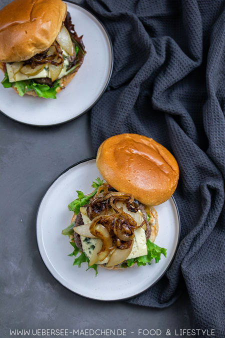 Ein Burger mit Gorgonzola von oben mit Hackfleisch Birne Zwiebel Rezept von ÜberSee-Mädchen