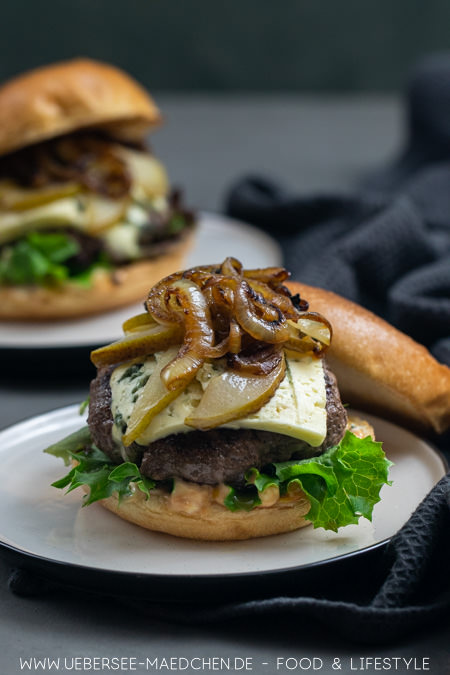 Schnelle Feierabend-Burger mit Gorgonzola und Birne kombinieren salzig und süß