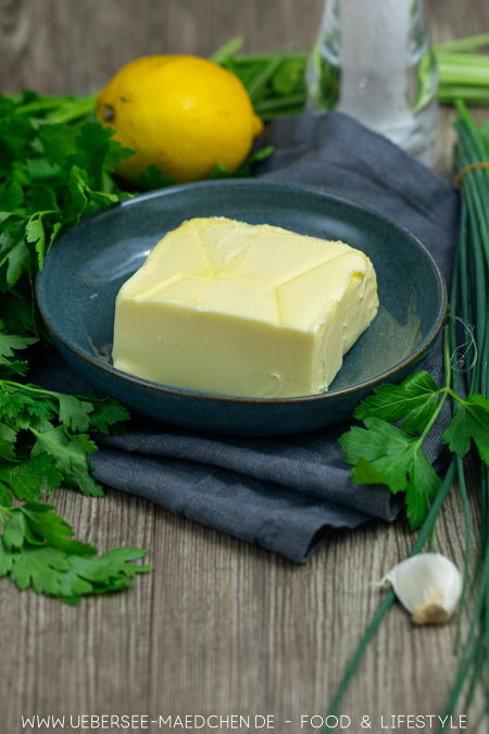 Zutaten für leckere Kräuterbutter mit Knoblauch Petersilie Schnittlauch Zitrone 