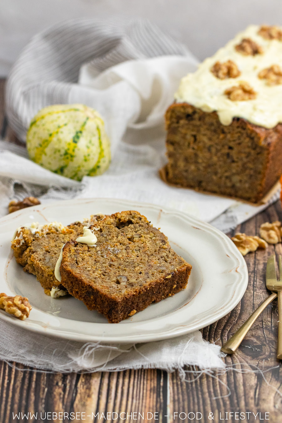 Saftiger Kürbiskuchen mit weißem Schokoguss - ÜberSee-Mädchen