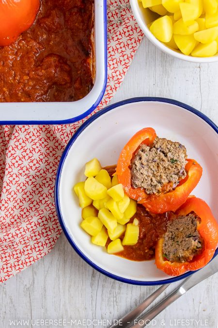 Gefüllte Paprika mit Hackfleisch wie bei Mama dazu Kartoffeln und Tomatensauce Rezept von ÜberSee-Mädchen Foodblog vom Bodensee