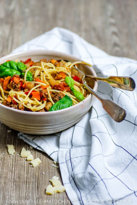 Ein Teller Spaghetti Bolognese mit viel Gemüse Rezept von ÜberSee-Mädchen Foodblog vom Bodensee