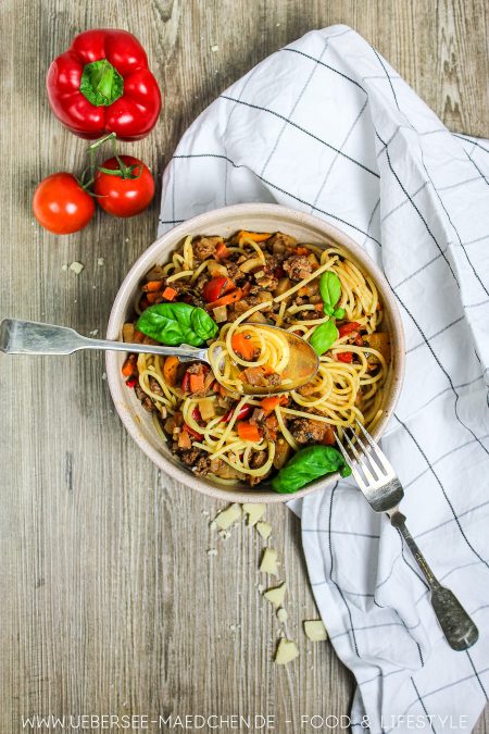Ein Teller Spaghetti Bolognese mit viel Gemüse Rezept