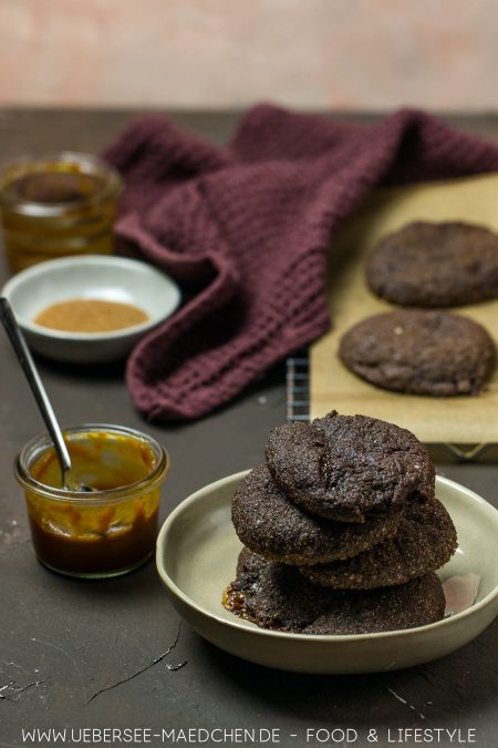 Schoko-Cookies mit Karamellkern Dulce de leche Rezept von ÜberSee-Mädchen Foodblog vom Bodensee9