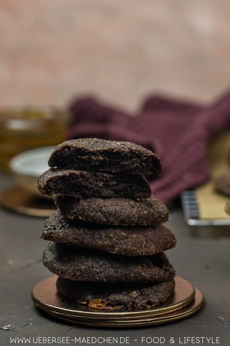 Einige Schoko-Cookies mit Karamellkern aus Dulce de leche Rezept von ÜberSee-Mädchen Foodblog vom Bodensee