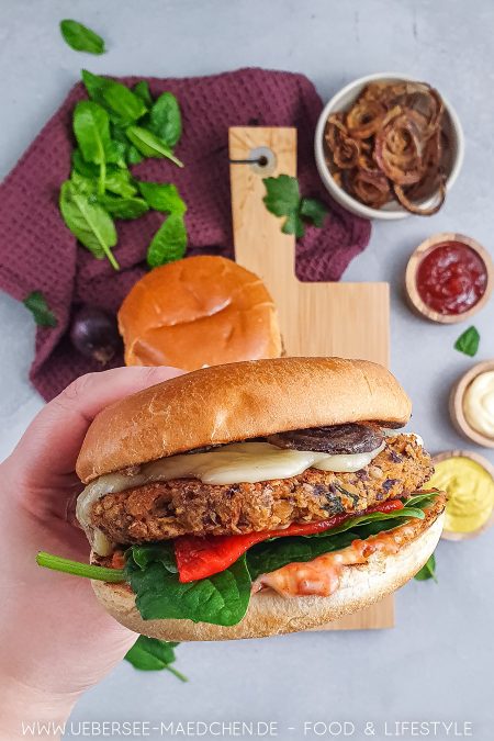 Zum Reinbeißen: Vegetarischer Burger mit Kidneybohnen-Pattie und Röstzwiebeln