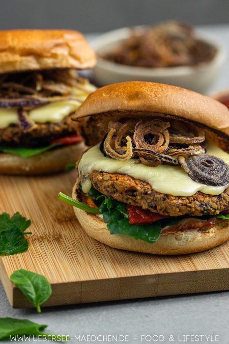 Zwei BBQ-Burger mit vegetarischem Pattie Rezept