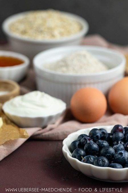 Zutaten für gesunde Frühstücksmuffins mit Beeren Haferflocken Rezept
