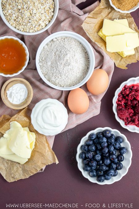 Alle Zutaten für Frühstücksmuffins mit Beeren Honig Joghurt gesundes Rezept von ÜberSee-Mädchen Foodblog