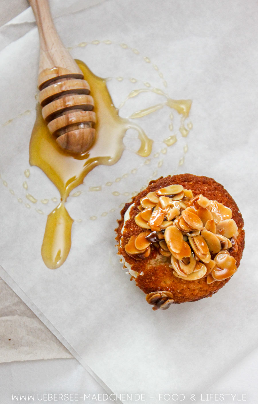 Bienenstich-Cupcakes mit Creme und Mandelknusper - ÜberSee-Mädchen Bienenstich-Cupcakes mit Creme und Mandelknusper - ÜberSee-Mädchen