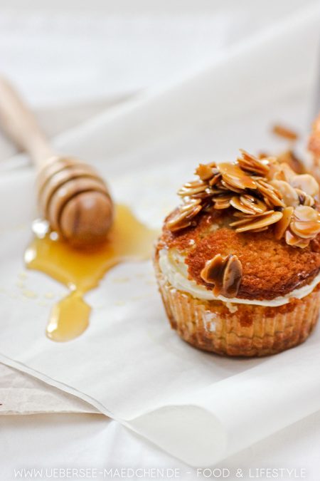 Bienenstich-Cupcakes mit Creme und Mandelknusper - ÜberSee-Mädchen Bienenstich-Cupcakes mit Creme und Mandelknusper - ÜberSee-Mädchen