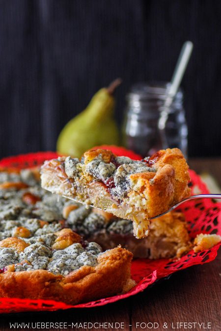 Saftiger Birnenkuchen mit Preiselbeeren und Mohnstreuseln Rezept von ÜberSee-Mädchen Foodblog vom Bodensee
