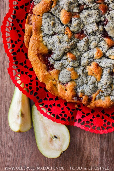 Rührkuchen mit Obst: Rezept für Birnenkuchen mit Preiselbeeren und Mohnstreuseln von ÜberSee-Mädchen Foodblog vom Bodensee