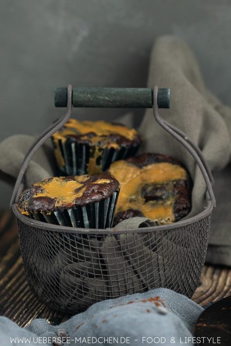 Ein Korb voller Brownies mit Salzkaramell und Walnüssen Rezept