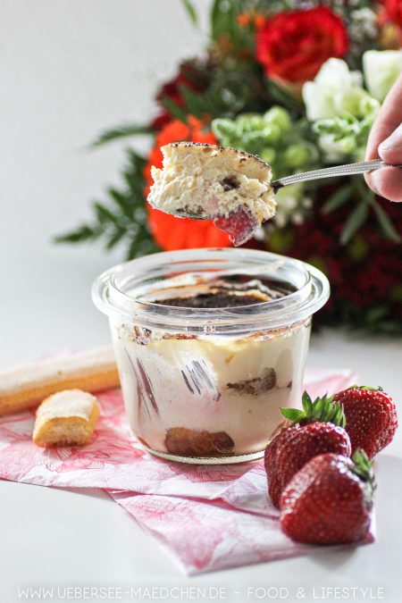 Erdbeer-Tiramisu mit Espresso Amaretto Mascarpone Quark und ganzem Ei Rezept von ÜberSee-Mädchen Foodblog vom Bodensee