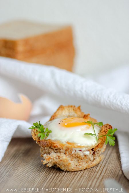 Ein Frühstücksmuffin aus Toastbrot und Ei REzept