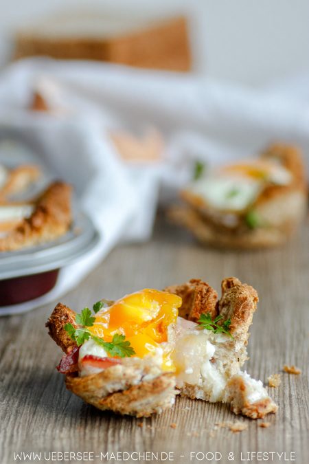 Toastbrot und Ei mal anders: Als Frühstücksmuffins mit Ei aus der Muffinform. Rezept vom ÜberSee-Mädchen Foodblog vom Bodensee