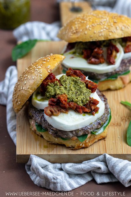Mediterraner Burger mit Pesto und Mozzarella Rezept von ÜberSee-Mädchen Foodblog vom Bodensee