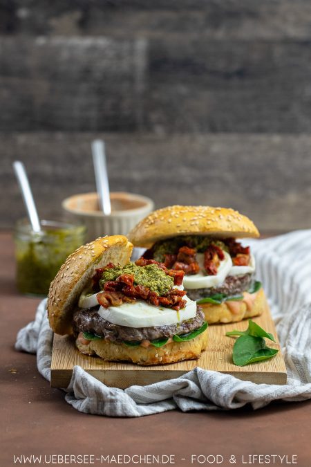 Burger mediterran mit Pesto und Mozzarella Rezept von Foodblog ÜberSee-Mädchen