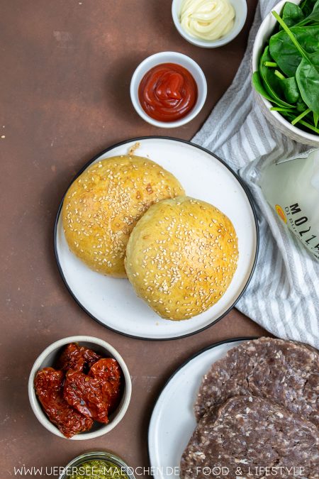 Zutaten für mediterraner Burger mit Pesto und Mozzarella von ÜberSee-Mädchen Foodblog vom Bodensee