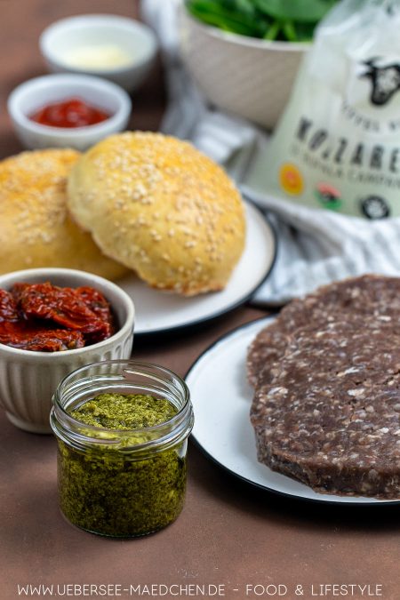 Zutaten für mediterranen Burger selbstgemacht mit Pesto