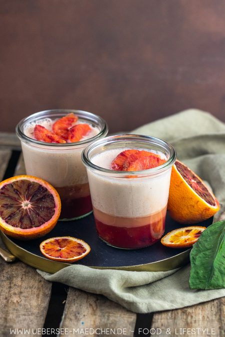 Zwei Gläser Orangencreme Dessert mit Aperol Rezept